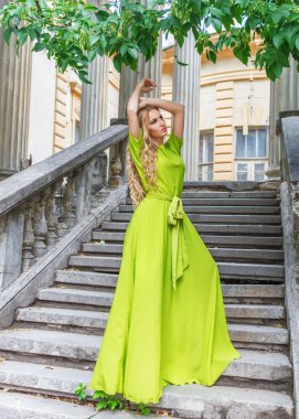 açık havada uzun yeşil güzel kadını Giydir