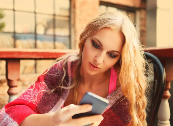 Café stad levensstijl vrouw met mobiele telefoon — Stockfoto