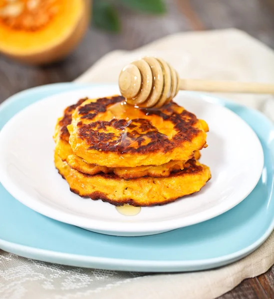 Calabazas, mermelada, nueces y canasta con manzanas — Foto de Stock