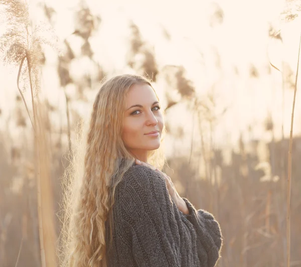 Retrato de una mujer rubia sonriente sonriendo en un día de otoño —  Fotos de Stock