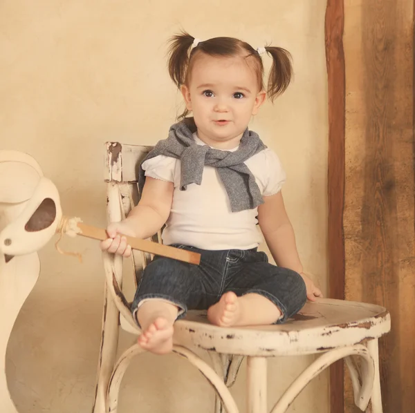 Portret van de lachende één jaar oud meisje van de baby — Stockfoto