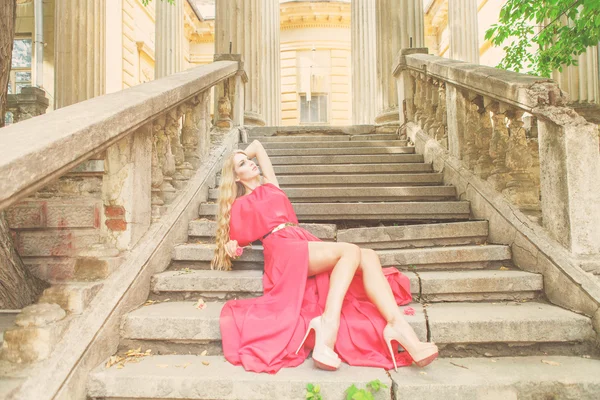 Mulher loira bonita em vestido longo ao ar livre — Fotografia de Stock