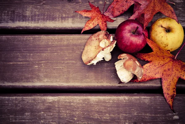Осенний деревянный фон с грибами и яблоками — стоковое фото