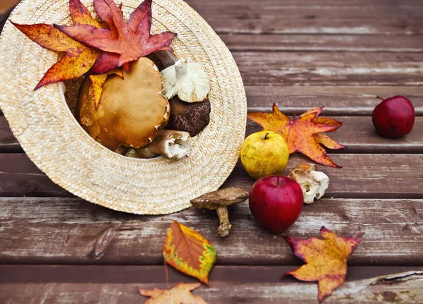 Fondo de madera de otoño con hojas de arce — Foto de Stock