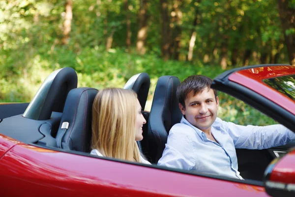 Couple en cabriolet rouge par une journée ensoleillée — Photo