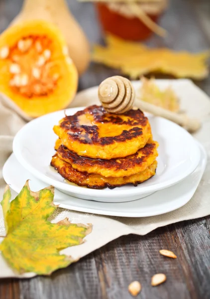 Pumpkin pannkakor med honung — Stockfoto