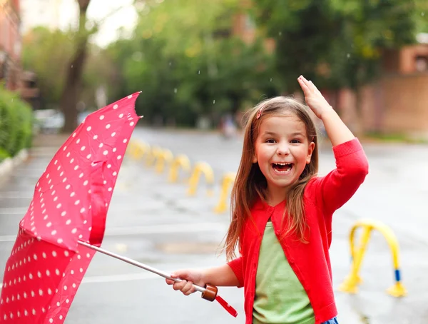 Liten flicka under regn — Stockfoto