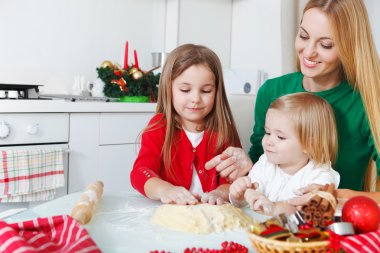 iki sevimli kız annesiyle Noel çerezleri fırın