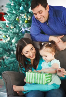 Noel hediye ile mutlu bir aile