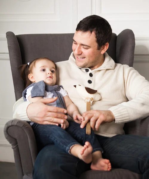 快乐的父亲与一岁女婴室内 — 图库照片