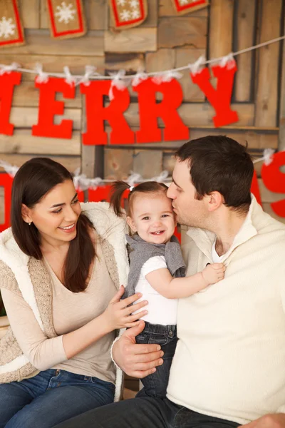 Família feliz com perto do fundo de Natal — Fotografia de Stock