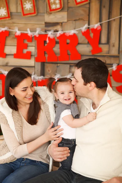 Famille heureuse avec près de l'arrière-plan de Noël — Photo