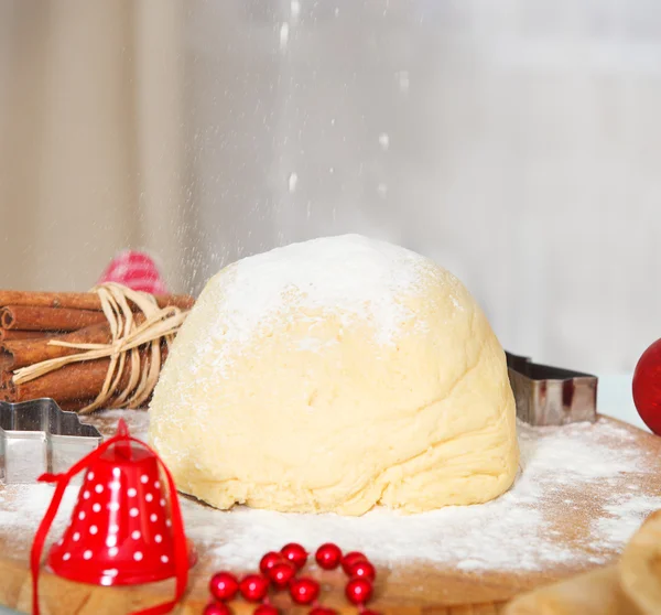 Cozinha ainda vida com massa de Natal cru — Fotografia de Stock