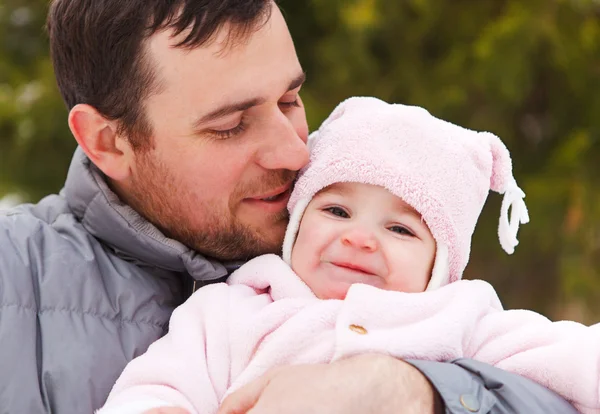 Feliz padre con un año de edad bebé niña interior — Foto de Stock