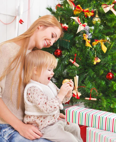 Mãe com sua filhinha debaixo da árvore de Natal — Fotografia de Stock