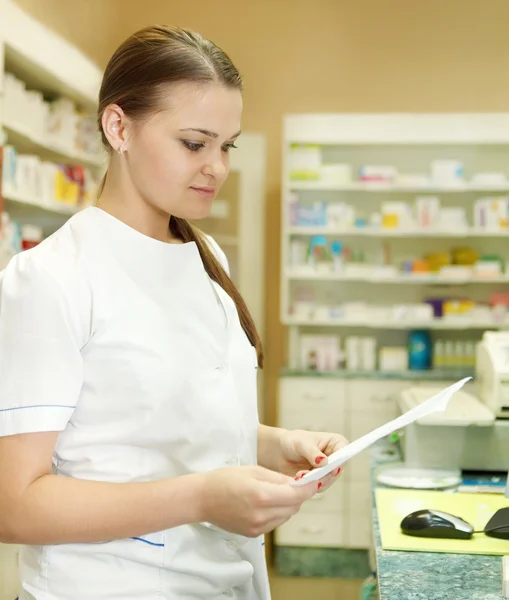 Farmacista farmacista donna con prescrizione — Foto Stock