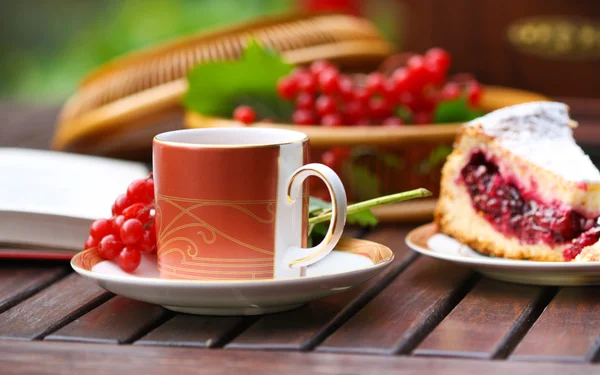 Chá com a torta de cereja — Fotografia de Stock