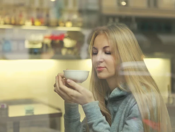 Lachende vrouw met cookies pot in haar handen — Stockfoto