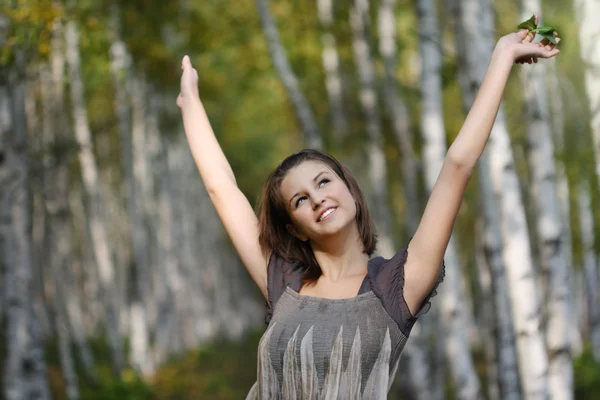 Portret van een vrij lachende tiener meisje in herfst park — Stockfoto