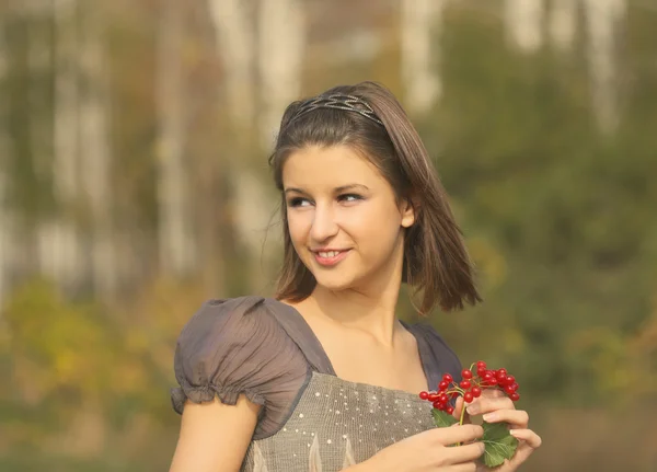 Retrato de una adolescente bastante sonriente en el parque de otoño — Foto de Stock