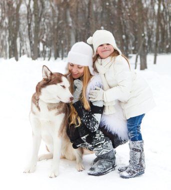 Anne ile kızı ile dış yapraklar köpek