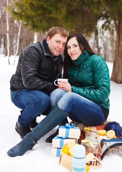 Joyeux jeune couple qui s'amuse dans le parc d'hiver — Photo