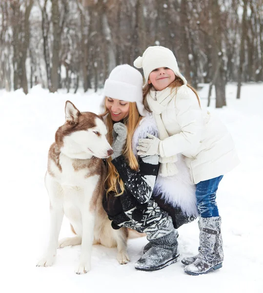 Mother with daughter with huskies dog — Stock Photo, Image