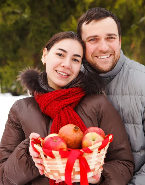 Joyeux jeune couple dans le parc d'hiver — Photo