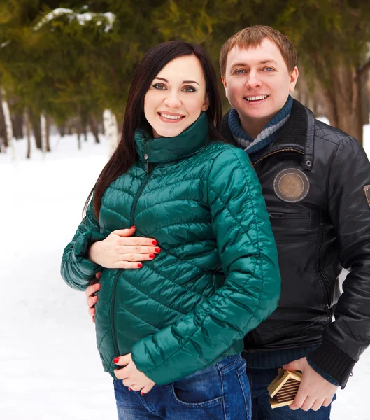 Feliz jovem casal se divertindo no parque de inverno — Fotografia de Stock