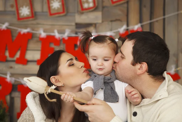 Lachende en gelukkige familie met één jaar dochter — Stockfoto