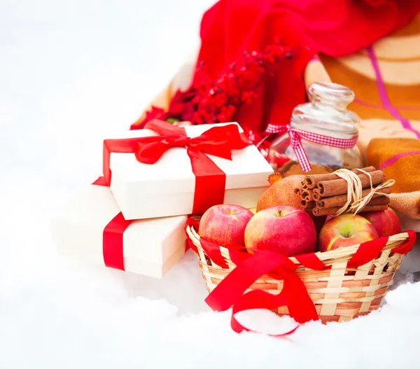 Natura morta di Natale con decorazioni di Natale, biscotti e p — Foto Stock