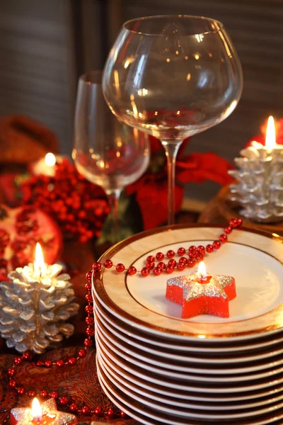 Piatti e bicchieri vuoti sul tavolo di Natale — Foto Stock