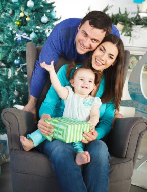 Noel ağacının yanında mutlu bir aile