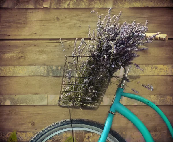 Винтажный велосипед с корзиной с лавандой — стоковое фото