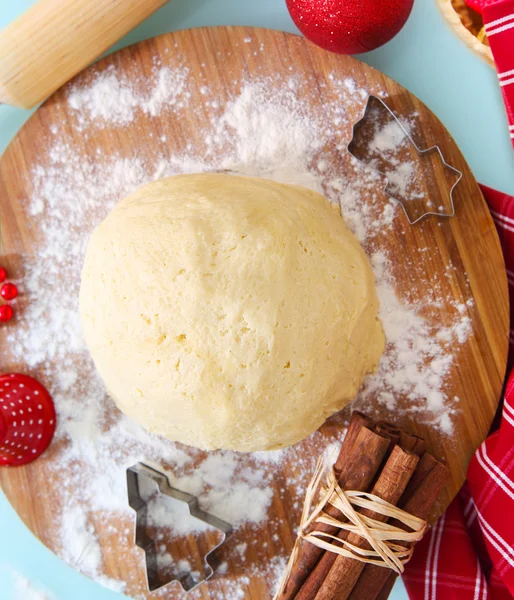 Bodegón de cocina con masa de Navidad cruda para galletas de Navidad — Foto de Stock