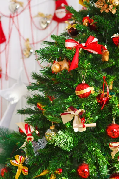 Kerstmis scène met kerstboom — Stockfoto