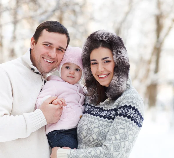 Kış mutlu gülümseyen aile ile — Stok fotoğraf