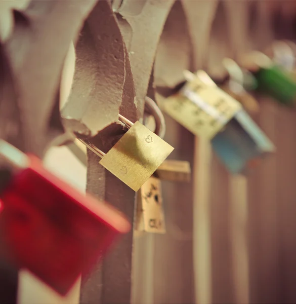Liefde sloten hangen van een brug in Praag — Stockfoto