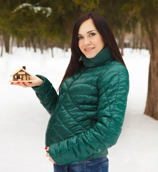 Jonge mooie zwangere vrouw in een winterdag — Stockfoto