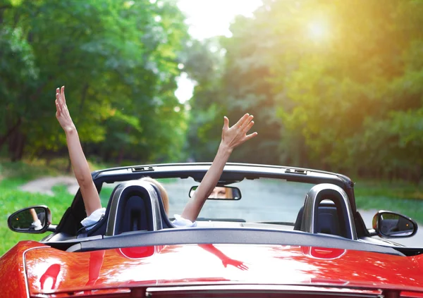 Hermosa mujer joven rubia conduciendo un coche deportivo — Foto de Stock