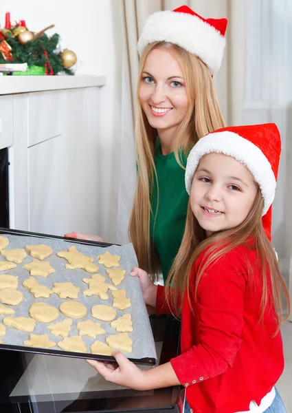 Little girl with her mother baking Christmas cookies — Stock Photo, Image