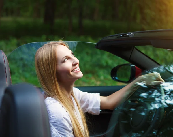 Mladá žena, která řídila sportovní auto — Stock fotografie