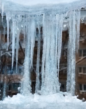 Icicle'ı üstünde o ile dondurulmuş pencere