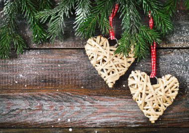 Noel dekorasyonları ahşap arka ile Noel köknar ağacı