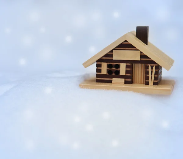 Beyaz taze kar üzerinde küçük ahşap ev — Stok fotoğraf