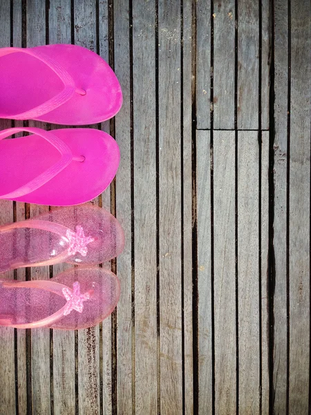 Chanclas de color rosa brillante de una madre y su hija en woo — Foto de Stock