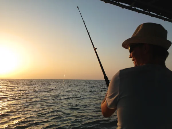 Giovane uomo pesca su un oceano — Foto Stock