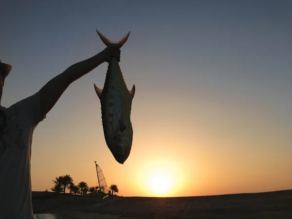 Jovem com grande peixe Rainha que foi capturado por ele — Fotografia de Stock