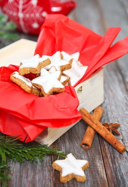 Biscuits de Noël avec décorations de Noël — Photo