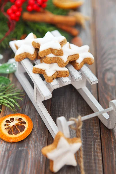 Galletas de Navidad y decoraciones navideñas — Foto de Stock